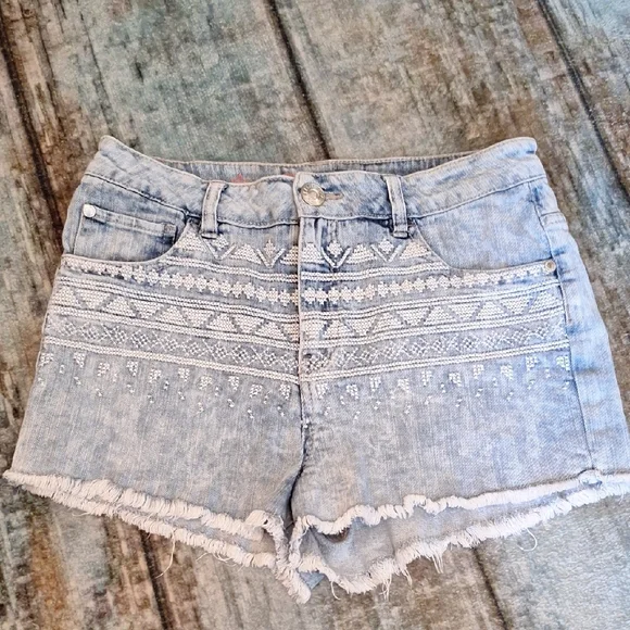 Celebrity Pink Light Blue Jean Shorts with Intricate White Pattern. Size 10 - Picture 1 of 7